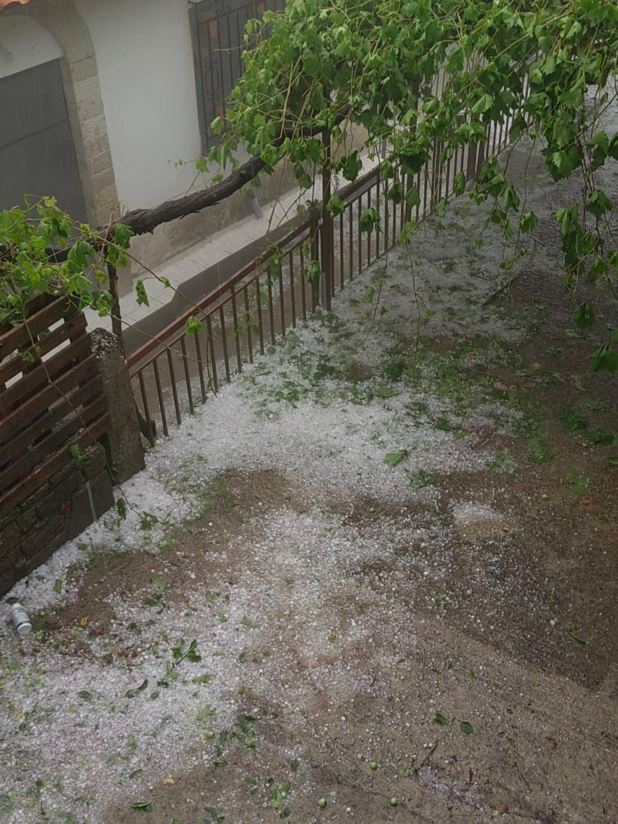 Καιρός: Σκοτείνιασε ο ουρανός και έριξε χαλάζι στα Τρίκαλα, το απόκοσμο σκηνικό σε Λάρισα, Καρδίτσα, Λαμία - Φωτογραφίες