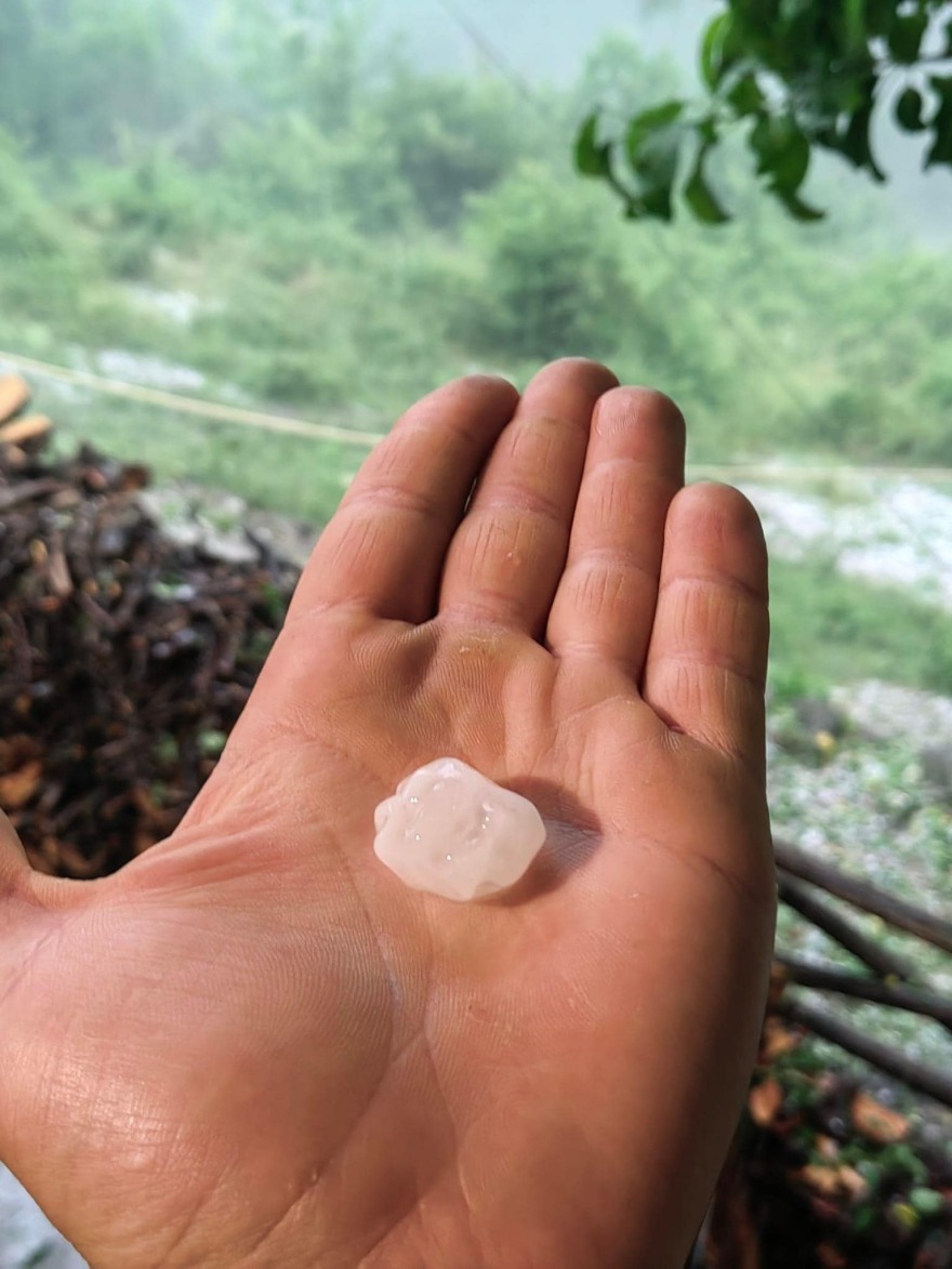 Καιρός: Σκοτείνιασε ο ουρανός και έριξε χαλάζι στα Τρίκαλα, το απόκοσμο σκηνικό σε Λάρισα, Καρδίτσα, Λαμία - Φωτογραφίες