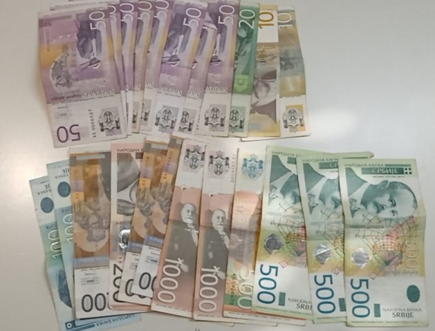 Θεσσαλονίκη: 36χρονος προσπάθησε να διαρρήξει ταξί - Τον συνέλαβαν με 5.400 δηνάρια Σερβίας και 27 μονόπετρα δαχτυλίδια