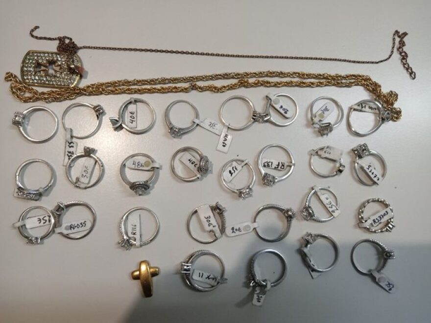 Θεσσαλονίκη: 36χρονος προσπάθησε να διαρρήξει ταξί - Τον συνέλαβαν με 5.400 δηνάρια Σερβίας και 27 μονόπετρα δαχτυλίδια