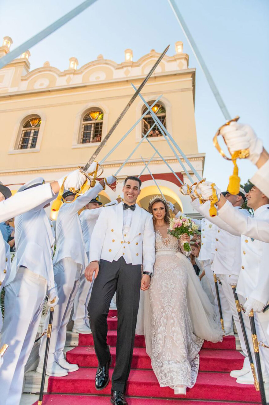 Ο πατήρ Φανερός, η ψυχή της Παναγίας της Τήνου, πάντρεψε χθες τον γιο του