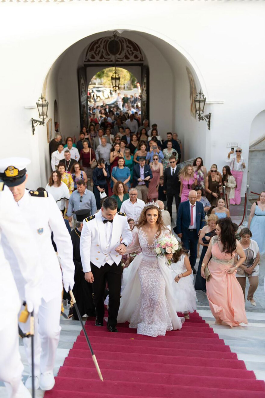 Ο πατήρ Φανερός, η ψυχή της Παναγίας της Τήνου, πάντρεψε χθες τον γιο του