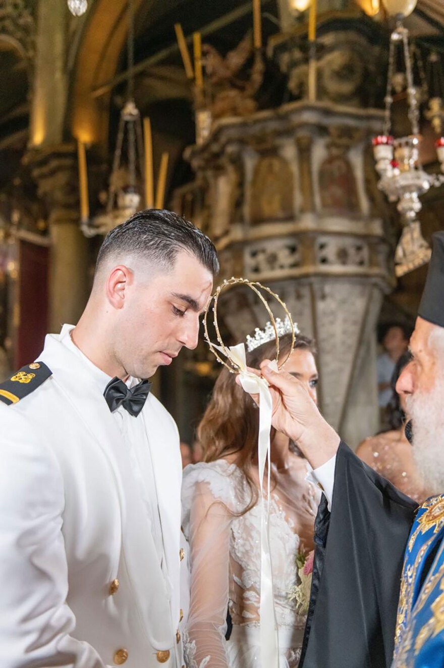 Ο πατήρ Φανερός, η ψυχή της Παναγίας της Τήνου, πάντρεψε χθες τον γιο του