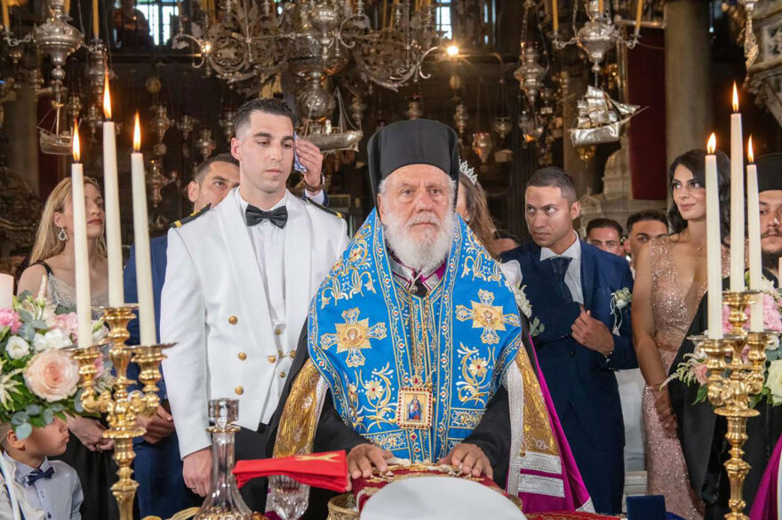Ο πατήρ Φανερός, η ψυχή της Παναγίας της Τήνου, πάντρεψε χθες τον γιο του