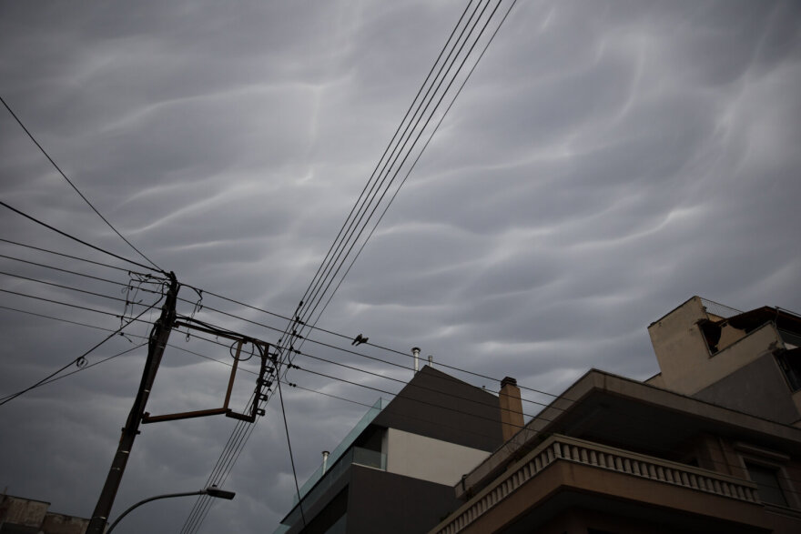 Καιρός: Σκοτείνιασε ο ουρανός και έριξε χαλάζι στα Τρίκαλα, το απόκοσμο σκηνικό σε Λάρισα, Καρδίτσα, Λαμία - Φωτογραφίες