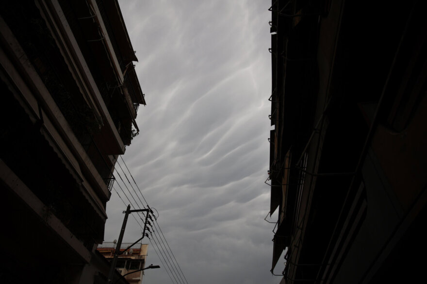 Καιρός: Σκοτείνιασε ο ουρανός και έριξε χαλάζι στα Τρίκαλα, το απόκοσμο σκηνικό σε Λάρισα, Καρδίτσα, Λαμία - Φωτογραφίες