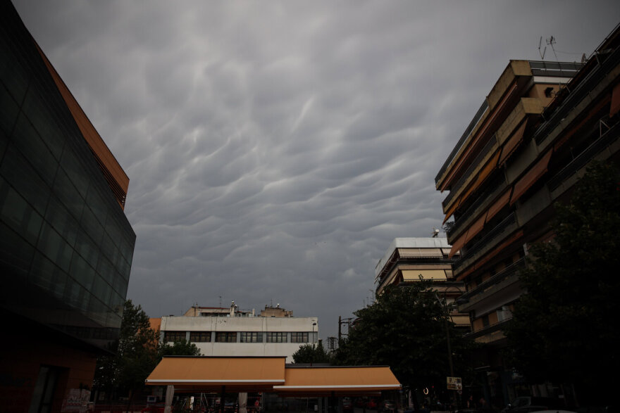 Καιρός: Σκοτείνιασε ο ουρανός και έριξε χαλάζι στα Τρίκαλα, το απόκοσμο σκηνικό σε Λάρισα, Καρδίτσα, Λαμία - Φωτογραφίες