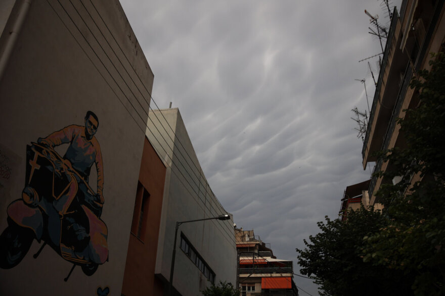 Καιρός: Σκοτείνιασε ο ουρανός και έριξε χαλάζι στα Τρίκαλα, το απόκοσμο σκηνικό σε Λάρισα, Καρδίτσα, Λαμία - Φωτογραφίες