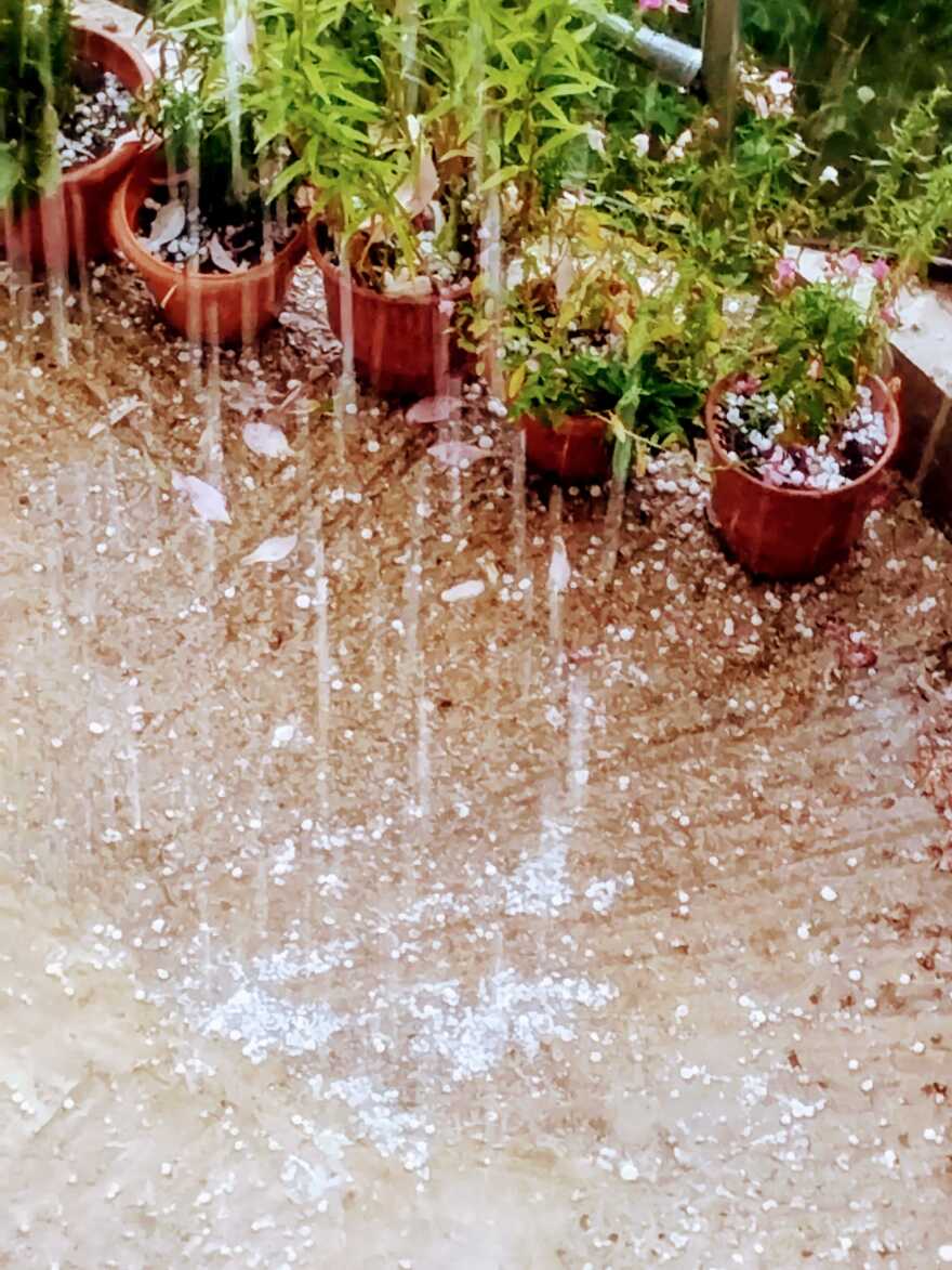 Καιρός: Σκοτείνιασε ο ουρανός και έριξε χαλάζι στα Τρίκαλα, το απόκοσμο σκηνικό σε Λάρισα, Καρδίτσα, Λαμία - Φωτογραφίες