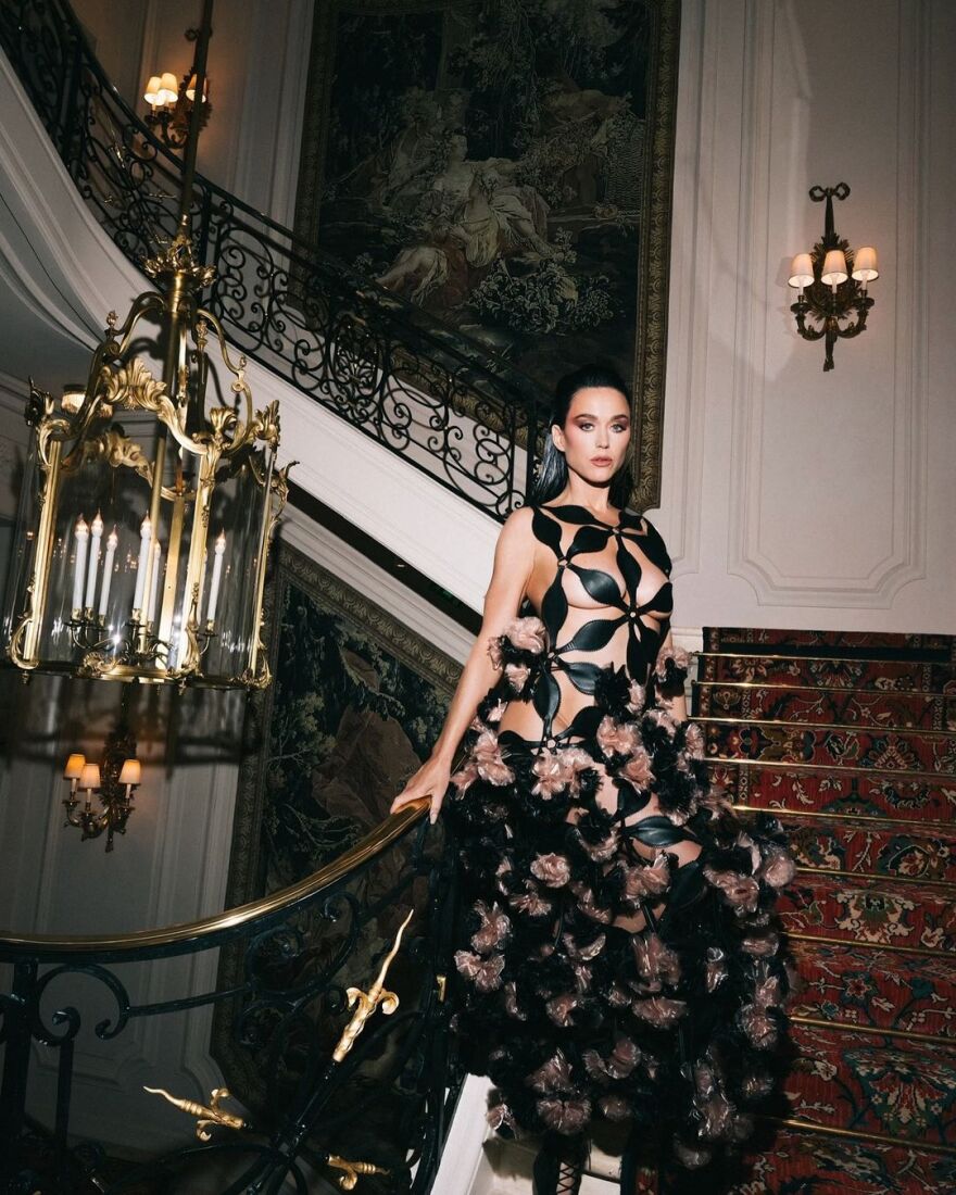 Κέιτι Πέρι: Με αποκαλυπτική εμφάνιση για σόου μόδας στο Παρίσι - Το φόρεμα άφηνε λίγα στη φαντασία