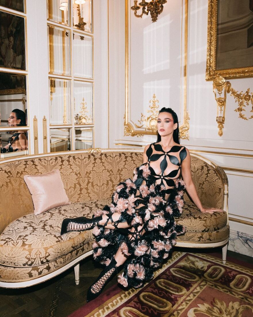 Κέιτι Πέρι: Με αποκαλυπτική εμφάνιση για σόου μόδας στο Παρίσι - Το φόρεμα άφηνε λίγα στη φαντασία