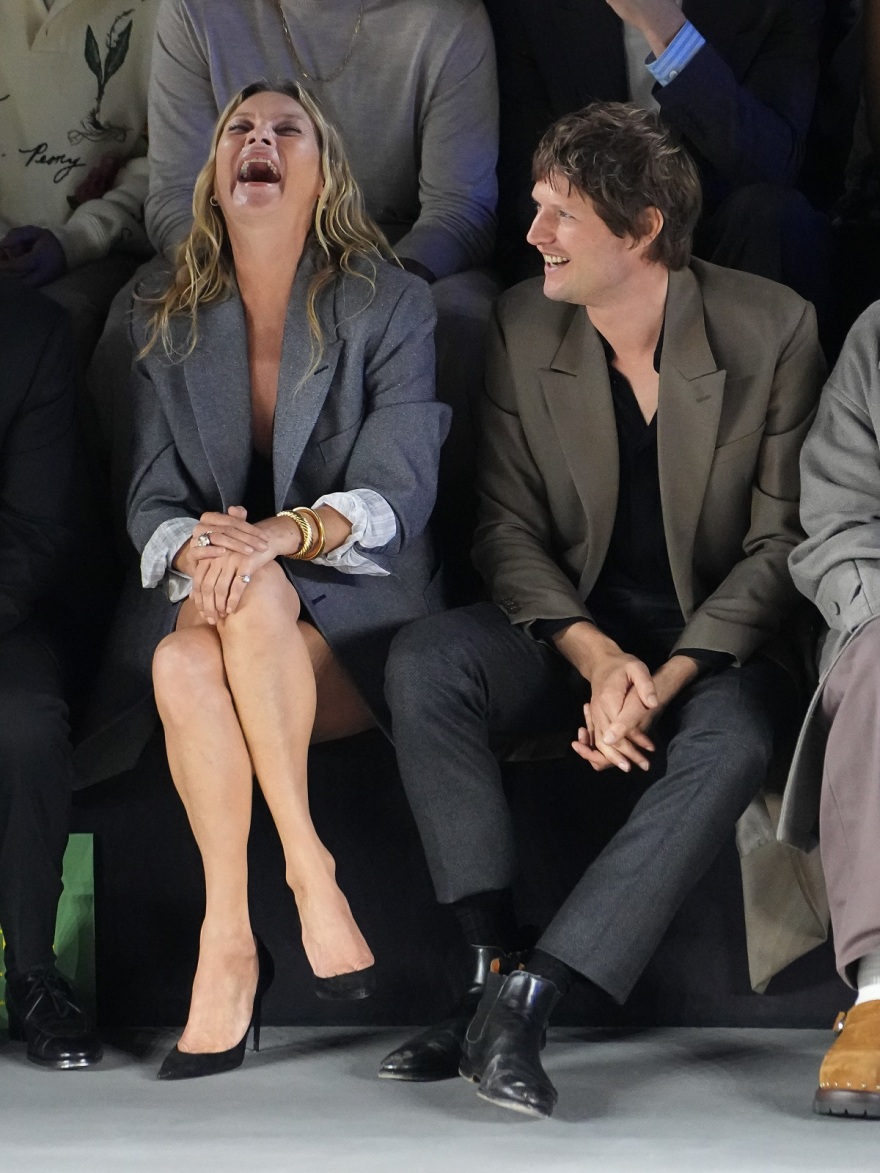 Κέιτ Μος: Viral η συμπεριφορά της σε σόου μόδας - Γέλαγε και χόρευε την ώρα που έκαναν πασαρέλα τα μοντέλα