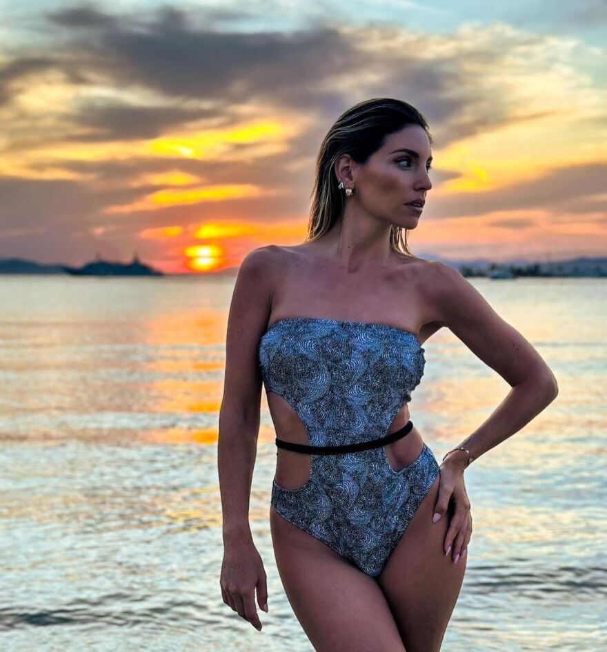 Η Αθηνά Οικονομάκου πόζαρε με μαγιό και ο Μπρούνο Τσερέλα την εκθείασε δημόσια