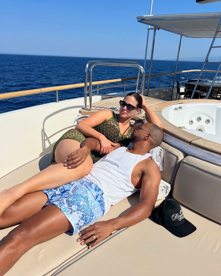 Άσλεϊ Γκράχαμ: Οι νέες φωτογραφίες από το ταξίδι της στην Κέρκυρα με τον σύζυγό της