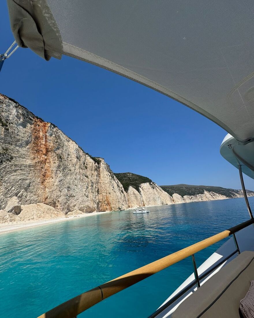 Άσλεϊ Γκράχαμ: Οι νέες φωτογραφίες από το ταξίδι της στην Κέρκυρα με τον σύζυγό της