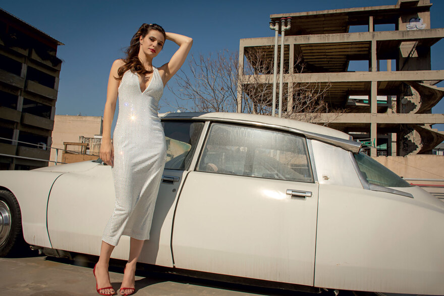 Ελίζα Σκολίδη: Το θέατρο θέλει στρατιωτική αφοσίωση, οι πρόβες διαρκούν μήνες, η διαδικασία όμως σε κάνει καλύτερο