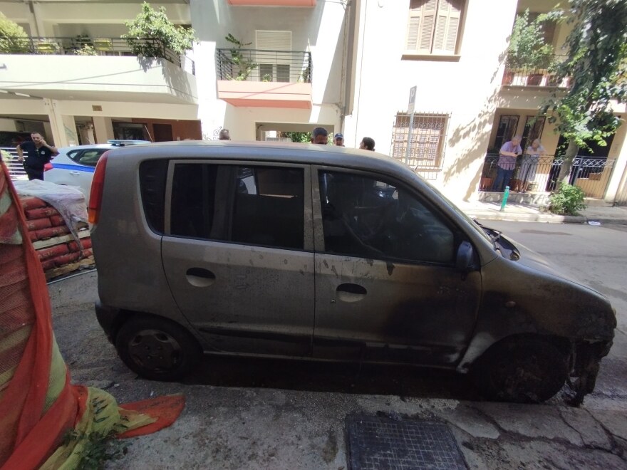 Λάρισα: Στις φλόγες μπετονιέρα έξω από οικοδομή - Ζημιές σε σταθμευμένα αυτοκίνητα, δείτε φωτογραφίες