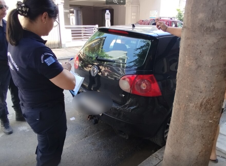 Λάρισα: Στις φλόγες μπετονιέρα έξω από οικοδομή - Ζημιές σε σταθμευμένα αυτοκίνητα, δείτε φωτογραφίες