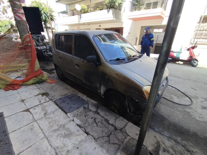 Λάρισα: Στις φλόγες μπετονιέρα έξω από οικοδομή - Ζημιές σε σταθμευμένα αυτοκίνητα, δείτε φωτογραφίες