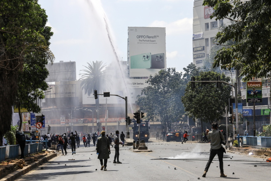 Κένυα: Εισβολή διαδηλωτών στο κοινοβούλιο - Με πραγματικά πυρά απάντησε η Αστυνομία