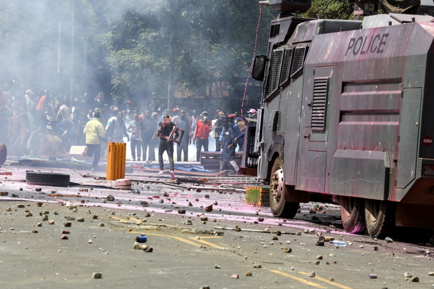 Κένυα: Εισβολή διαδηλωτών στο κοινοβούλιο - Με πραγματικά πυρά απάντησε η Αστυνομία