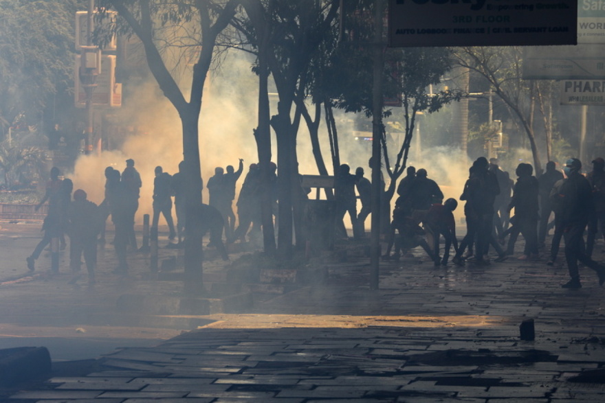Κένυα: Εισβολή διαδηλωτών στο κοινοβούλιο - Με πραγματικά πυρά απάντησε η Αστυνομία