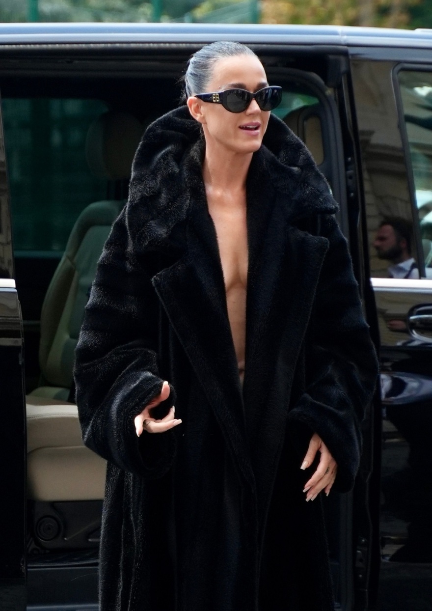 Κέιτι Πέρι: Εμφανίστηκε τόπλες στην Εβδομάδα Μόδας στο Παρίσι