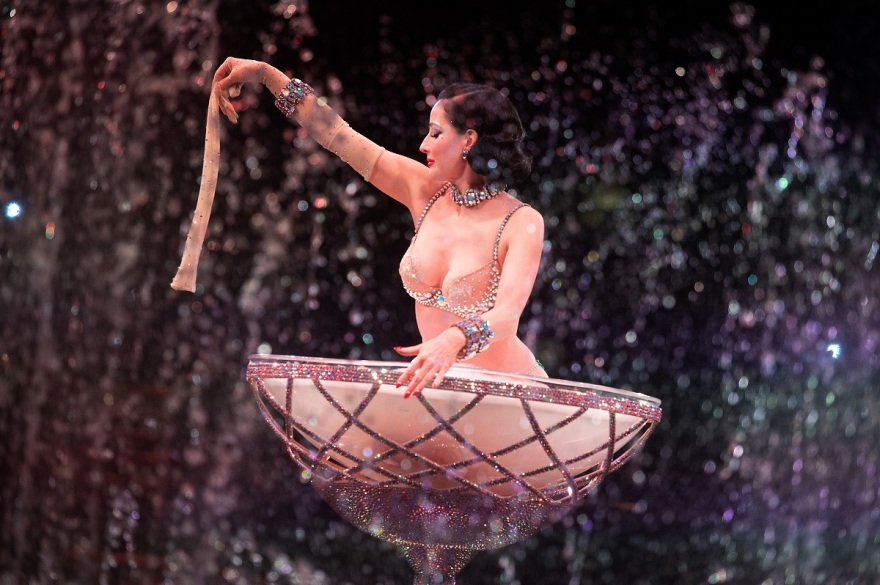 Ντίτα φον Τιζ: Το αισθησιακό σόου της 51χρονης «βασίλισσας του μπουρλέσκ» στο Παρίσι