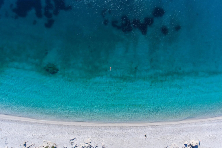 Εύβοια: «Πνίγηκε» στις σκηνές μια από τις ωραιότερες παραλίες του νησιού - Δείτε φωτογραφία