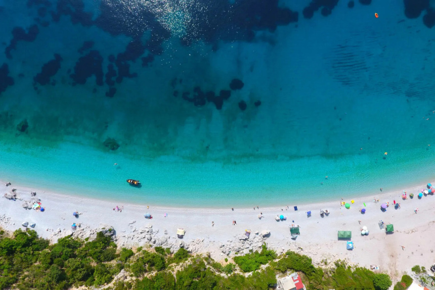 Εύβοια: «Πνίγηκε» στις σκηνές μια από τις ωραιότερες παραλίες του νησιού - Δείτε φωτογραφία