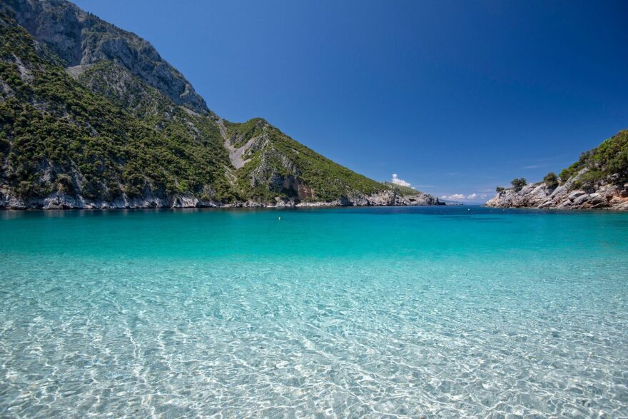 Εύβοια: «Πνίγηκε» στις σκηνές μια από τις ωραιότερες παραλίες του νησιού - Δείτε φωτογραφία