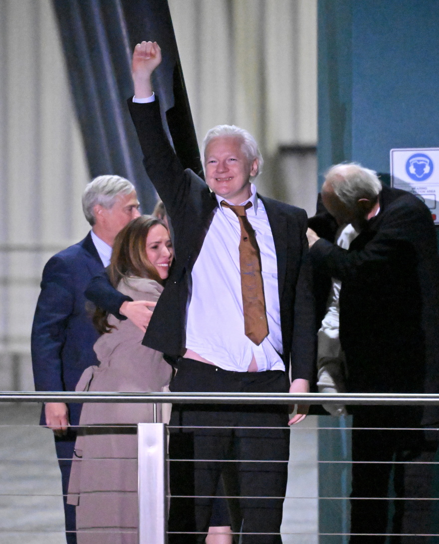 Τζούλιαν Ασάνζ: Συγκινητικές στιγμές κατά την άφιξή του στο αεροδρόμιο της Καμπέρα