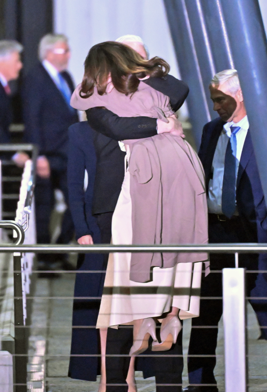 Τζούλιαν Ασάνζ: Συγκινητικές στιγμές κατά την άφιξή του στο αεροδρόμιο της Καμπέρα