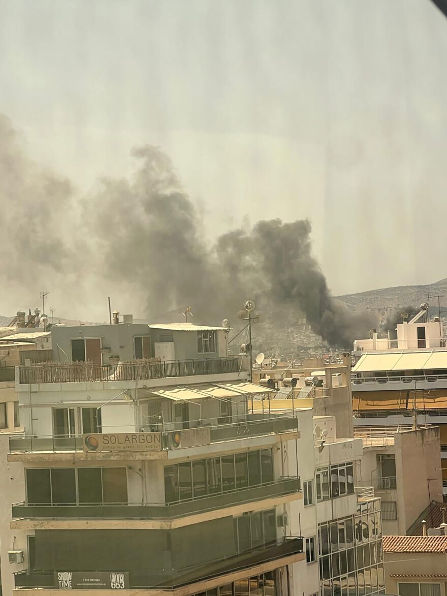 Σε ύφεση η φωτιά σε κτίριο στο Μοσχάτο - Αποκαταστάθηκε η κυκλοφορία στην περιοχή