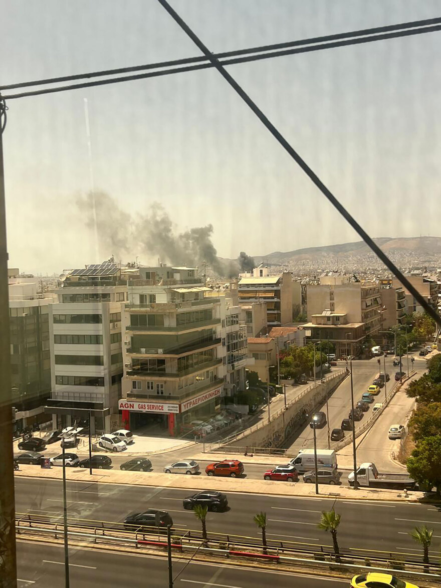 Σε ύφεση η φωτιά σε κτίριο στο Μοσχάτο - Αποκαταστάθηκε η κυκλοφορία στην περιοχή