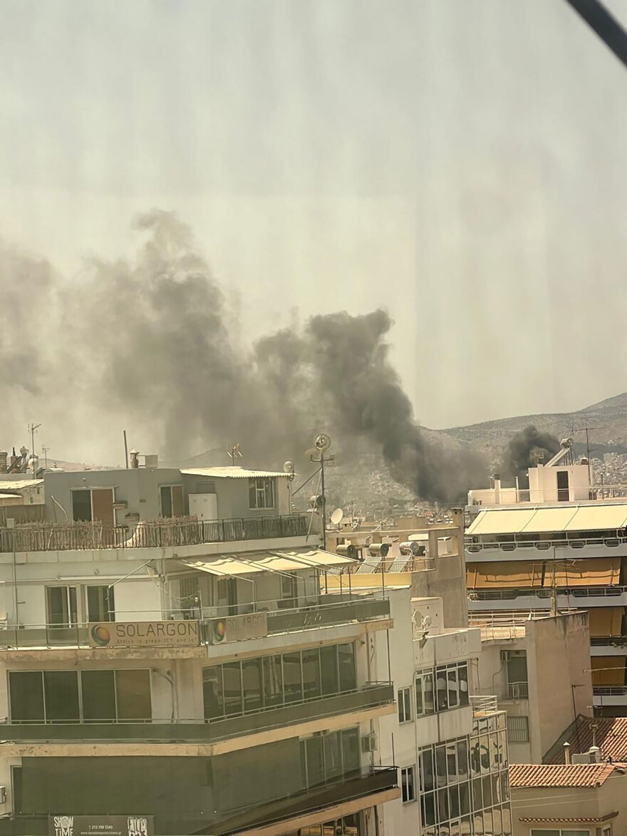 Σε ύφεση η φωτιά σε κτίριο στο Μοσχάτο - Αποκαταστάθηκε η κυκλοφορία στην περιοχή