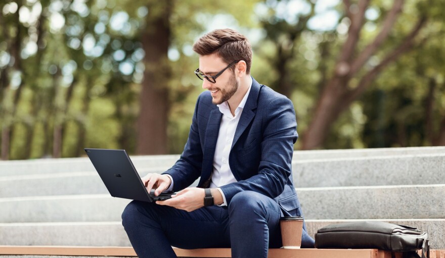 Ήρθε η ώρα για τις επιχειρήσεις να επενδύσουν σε laptops με τεχνητή νοημοσύνη