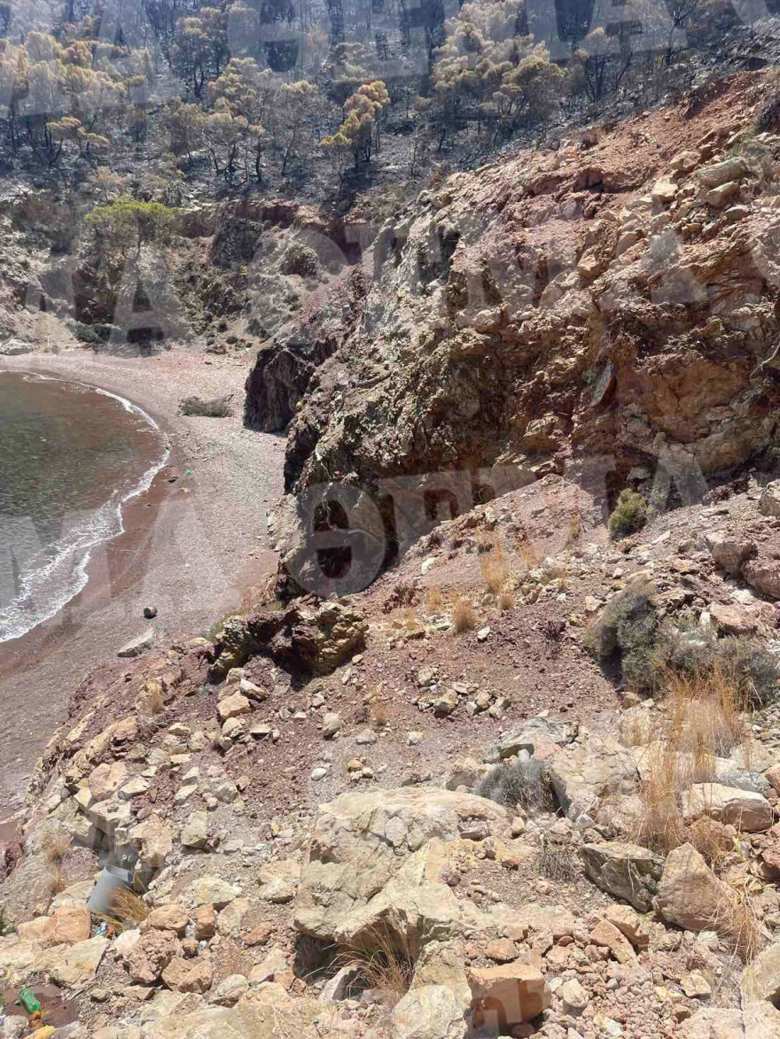 Ύδρα: Εντοπίστηκαν ίχνη από κροτίδες στην παραλία - Έκαναν αυτοψία την πέμπτη ημέρα μετά την πυρκαγιά!