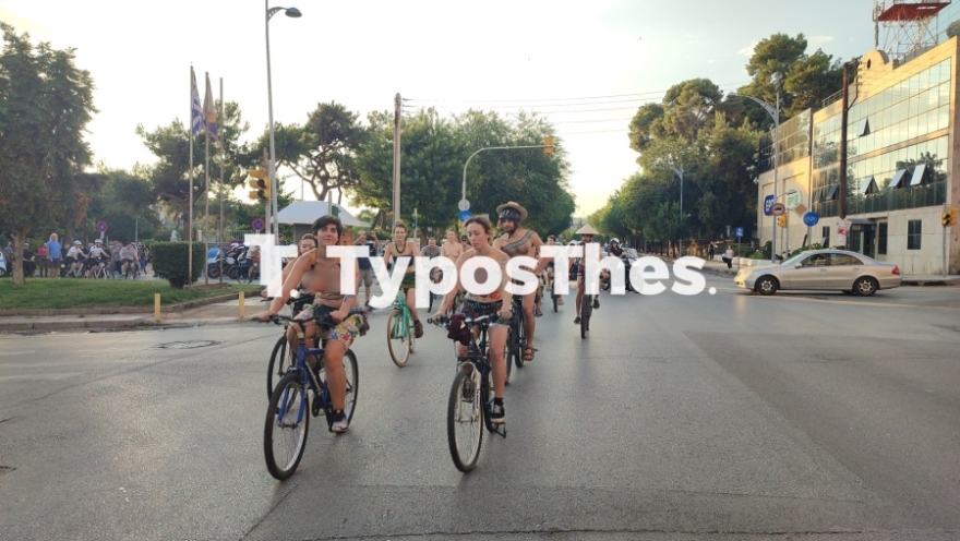 Θεσσαλονίκη: Γέμισε γυμνούς ποδηλάτες η πόλη - Δείτε βίντεο και φωτογραφίες