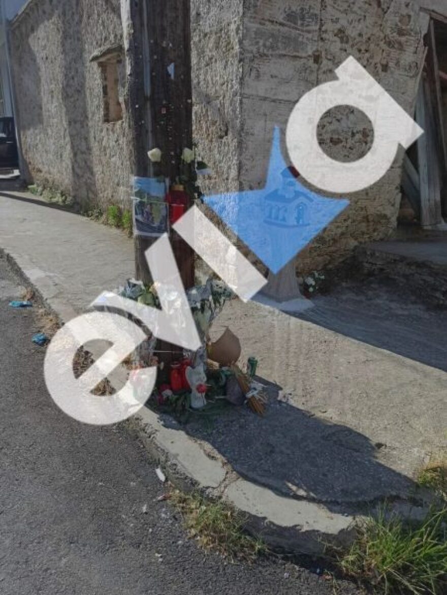 Εύβοια: Άφησαν λουλούδια και φωτογραφίες στη μνήμη του 16χρονου στο σημείο του τροχαίου