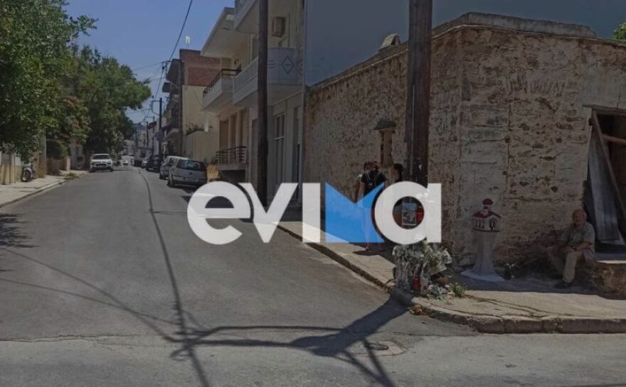 Εύβοια: Άφησαν λουλούδια και φωτογραφίες στη μνήμη του 16χρονου στο σημείο του τροχαίου
