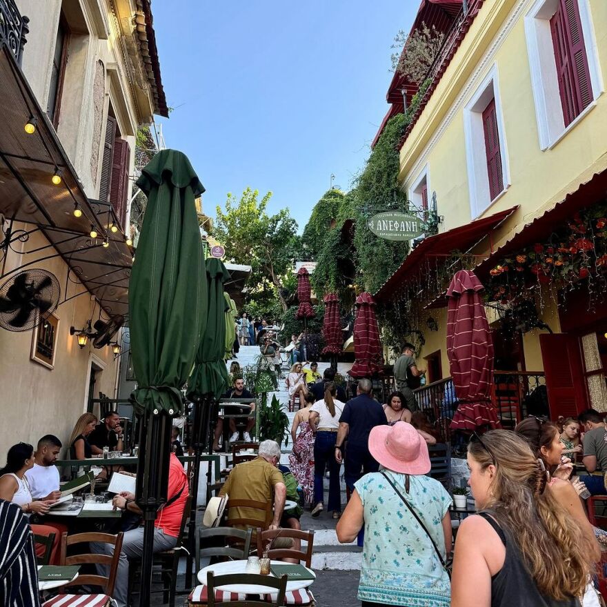 Μέι Μασκ: Μετά την επίσκεψή της στην Αθήνα, η μητέρα του Έλον Μασκ κάνει διακοπές στην Ίο