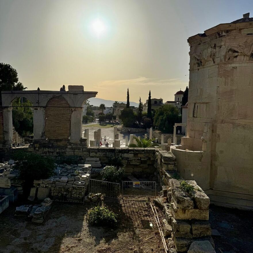 Μέι Μασκ: Μετά την επίσκεψή της στην Αθήνα, η μητέρα του Έλον Μασκ κάνει διακοπές στην Ίο