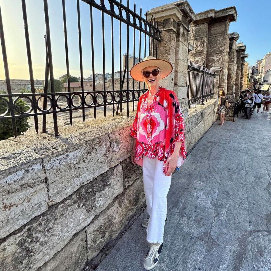 Μέι Μασκ: Μετά την επίσκεψή της στην Αθήνα, η μητέρα του Έλον Μασκ κάνει διακοπές στην Ίο