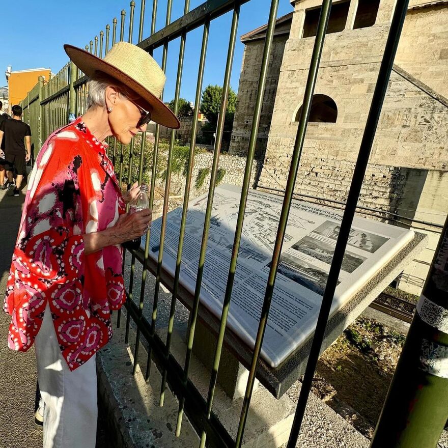 Μέι Μασκ: Μετά την επίσκεψή της στην Αθήνα, η μητέρα του Έλον Μασκ κάνει διακοπές στην Ίο