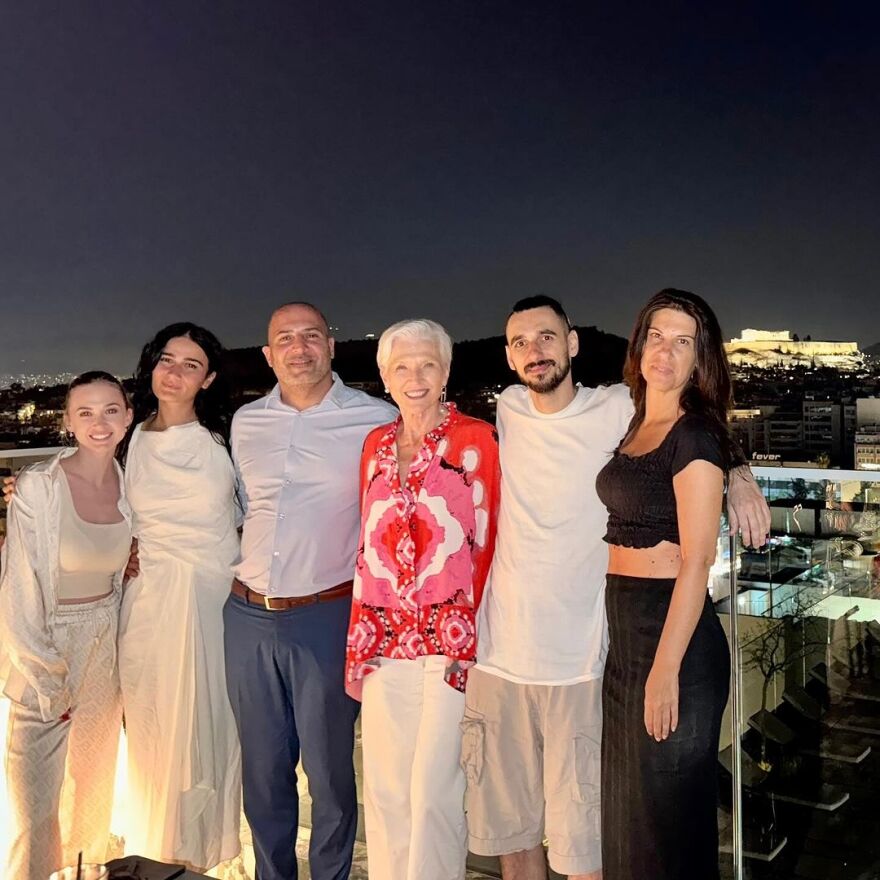 Μέι Μασκ: Μετά την επίσκεψή της στην Αθήνα, η μητέρα του Έλον Μασκ κάνει διακοπές στην Ίο