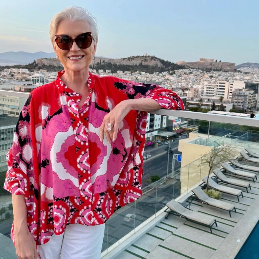 Μέι Μασκ: Μετά την επίσκεψή της στην Αθήνα, η μητέρα του Έλον Μασκ κάνει διακοπές στην Ίο