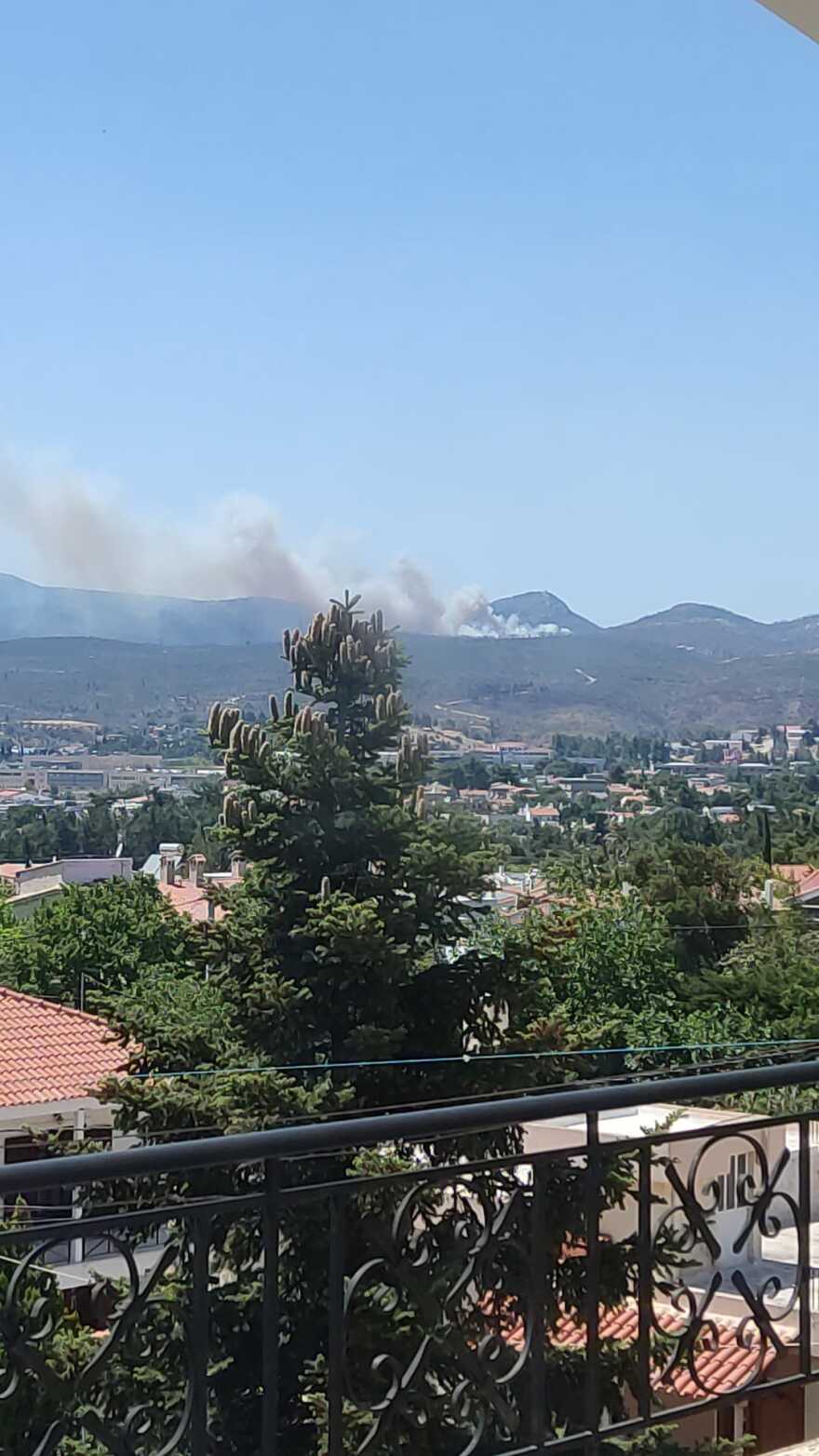 Φωτιά στην Πάρνηθα: Από έκρηξη ξεκίνησε το πύρινο μέτωπο στην Πάρνηθα λένε αυτόπτες μάρτυρες - Ενισχύθηκαν οι πυροσβεστικές δυνάμεις