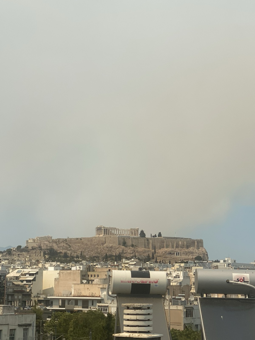 Φωτιά στην Πάρνηθα: Έφτασε στην Ακρόπολη ο καπνός