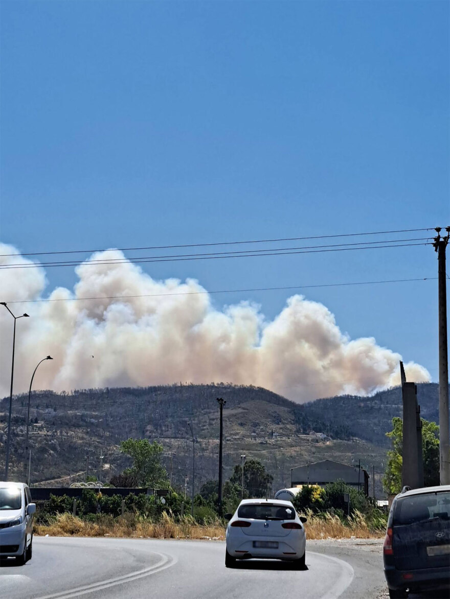 Φωτιά στην Πάρνηθα: Από έκρηξη ξεκίνησε το πύρινο μέτωπο στην Πάρνηθα λένε αυτόπτες μάρτυρες - Ενισχύθηκαν οι πυροσβεστικές δυνάμεις